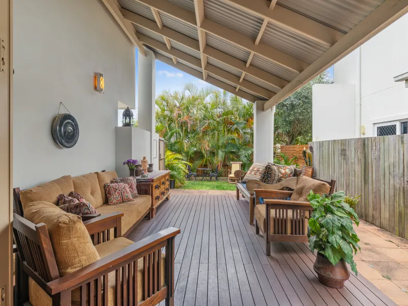 Easy, Relaxed Kawana Island Lifestyle by the River and Beach