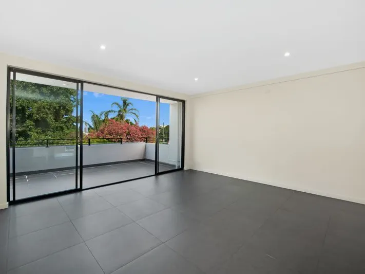 Dual Level Apartment Footsteps To Darling Street