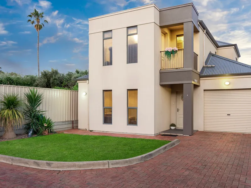 'BEHOLD ON BALMORAL'– Designer Townhouse C2008 - Three Queen Sized Bedrooms, Light Filled Vogue Interiors with Low Maintenance allotment.