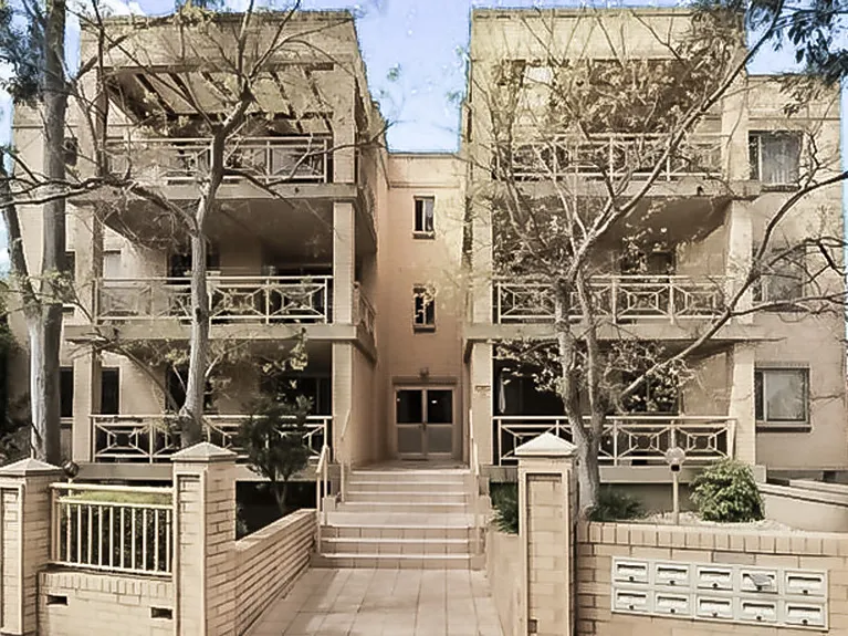 Ground floor unit in secure complex