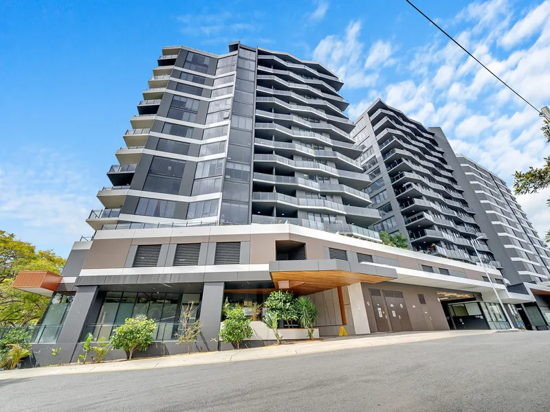 FULLY FURNISHED LUXURY TWO BEDROOM APARTMENT WITH STUNNING VIEWS!