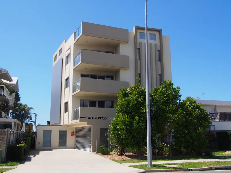 Stylish Spacious Apartment close to Broadwater!!