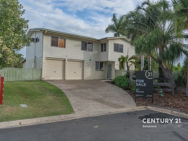 Two-Storey Family Home in Quiet Cul-de-Sac with a Pool!