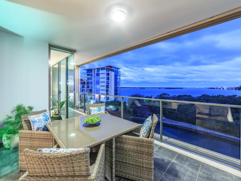 Broadwater, Surfers Paradise and Nature Vistas from Superb Corner Apartment