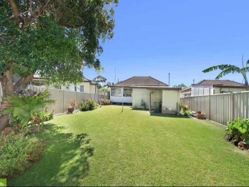 5 bedroom house including self contained 1 bedroom studio for rent