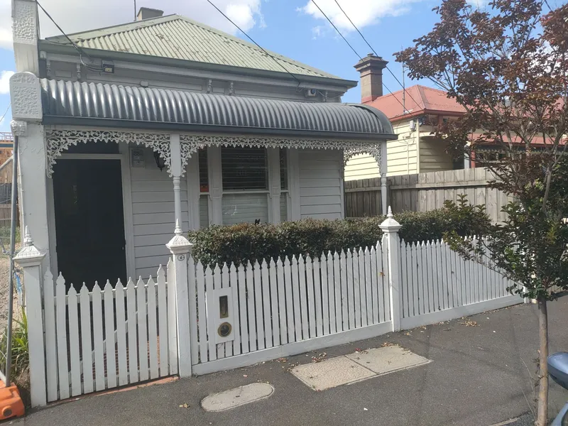 Renovated Victorian Terrace opposite Queens Park.