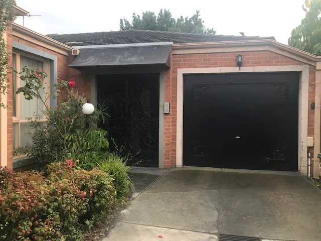 Bright, refurbished 3 bedroom rear Villa unit with courtyard