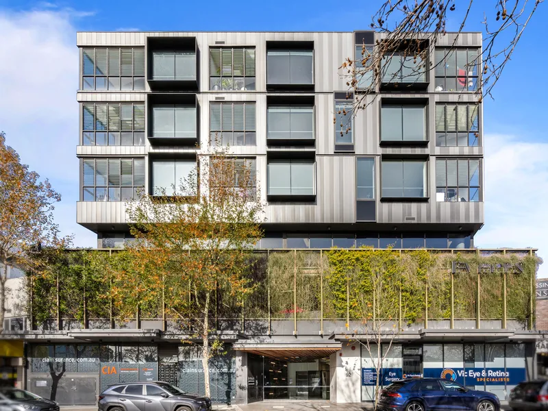 2 Bedroom Apartment, Centrally located - Walk to Eastland, Train, Costco and More.