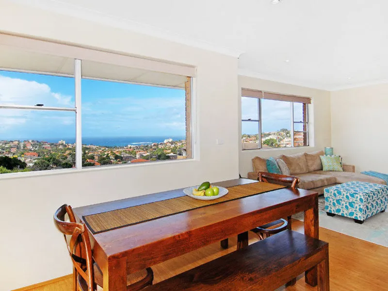 Ideally located - Enjoy the view from the top floor + LUG