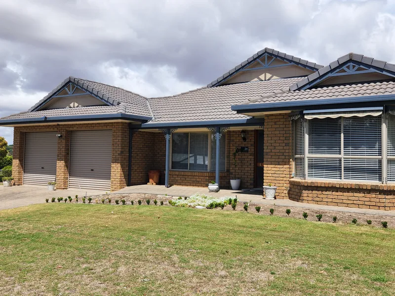 Sitting High With A Rural Backdrop - 962m2 Cnr Allotment