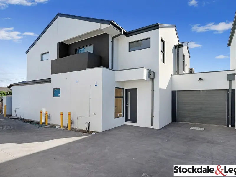 2 BEDROOM TOWNHOUSE FOR RENT IN LAVERTON !!