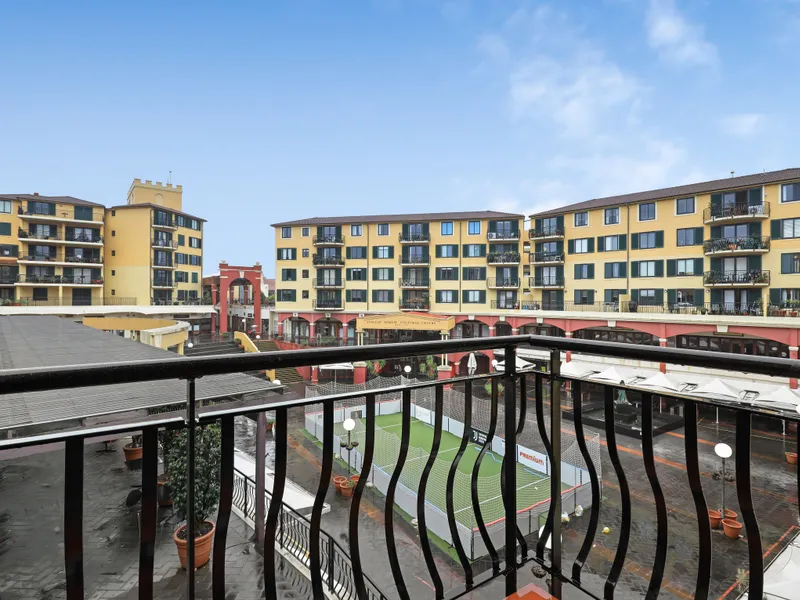 Vibrant cosmopolitan living in the Italian Forum