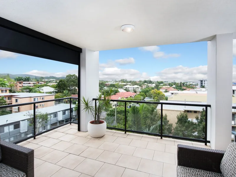 Superb Toowong Apartment in Premier Complex with Balcony, Pools and so much more