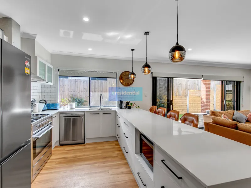 Nearly Brand new Luxury homes with 3 meter ceiling and Solar panel!