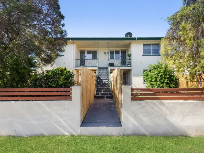 Minutes to the CBD in central Location!!