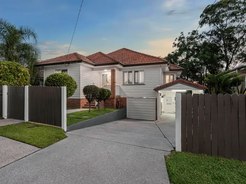 PERFECTLY RENOVATED FAMILY HOME OVERLOOKING KOALA PARK & SURROUNDS