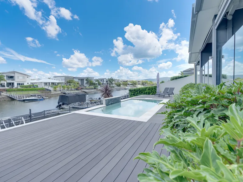 Indulge in Paradise, Gold Coast Waterfront Retreat with NO BODY CORPORATE FEES