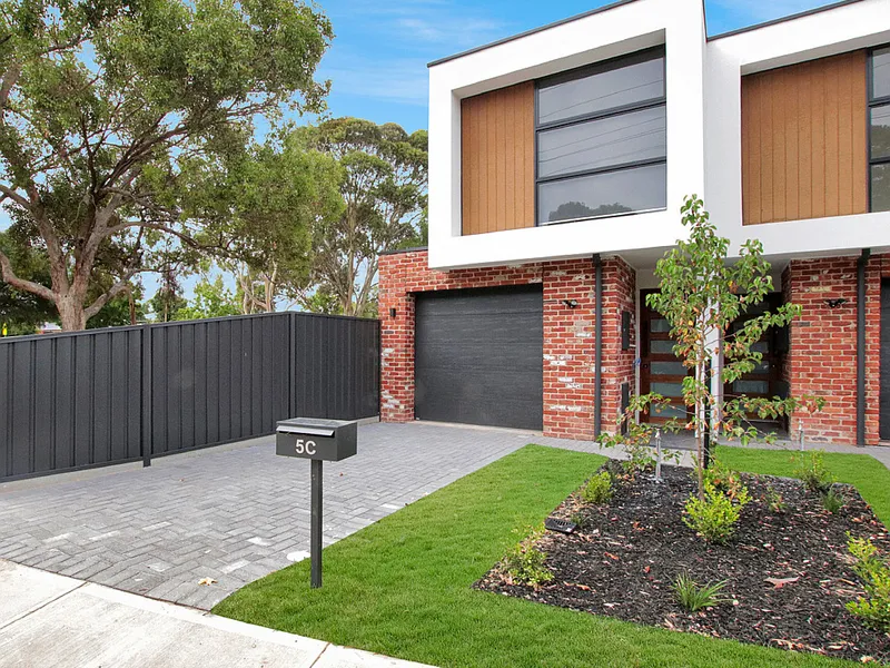 Modern New Executive Quality Townhouse (No Pets)