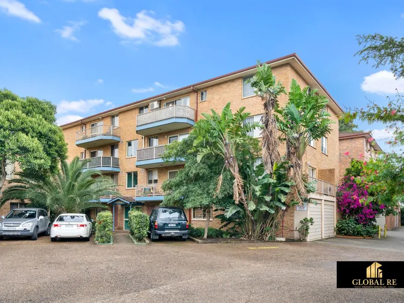 Beautiful Meriton Built Apartment