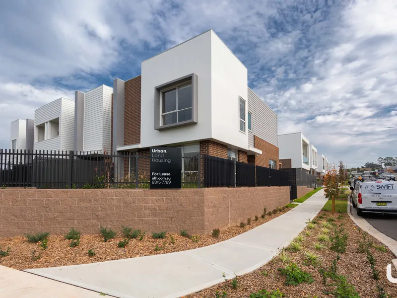 3 Bedroom Townhome | Walking distance to Willowdale Shopping Centre