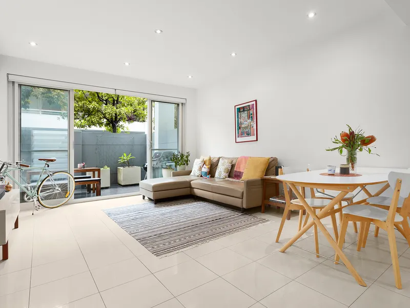 Bright & Light Townhouse Style Apartment 