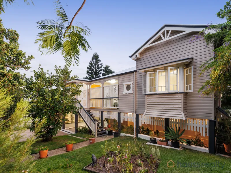 Luxury Family Queenslander with Private Detached Cottage