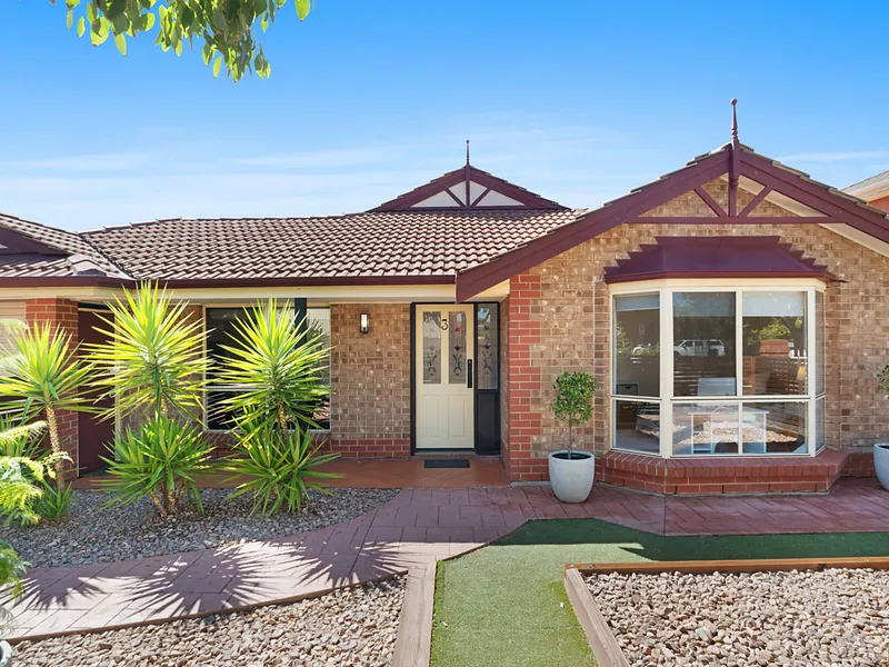 A MAGNIFICENT FAMILY HOME WITH A DESIRABLE SECOND LIVING AREA IN THE SOUGHT AFTER 'RIVERSIDE ESTATE'!