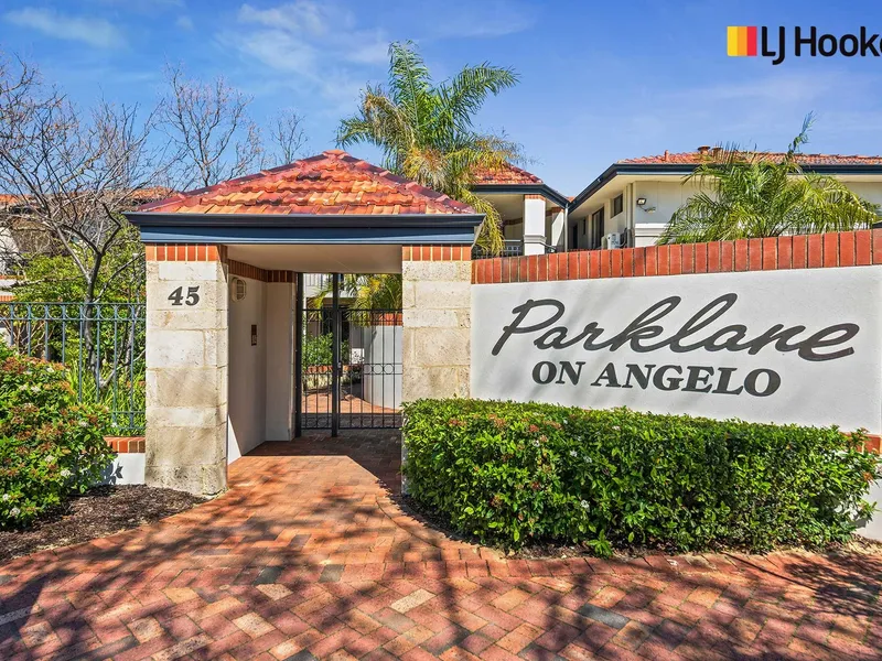 Parklane on Angelo beauty! Easy-care living and a pool for summer!