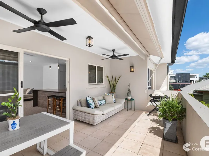 Luxurious Top Floor Apartment with Study, 2 Bedrooms, 2 Bathrooms, and 2 Car Spaces in the Heart of Bulimba