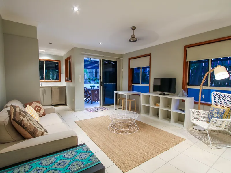 Charming Court Yard Beach Side Apartment