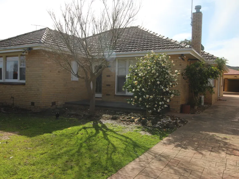 SPACIOUS 3-4  BEDROOM IN EXCELLENT LOCATION - NEW KITCHEN TO BE INSTALLED