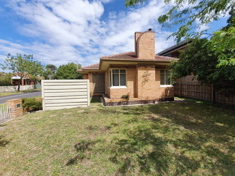SPACIOUS HOME WITH 2 LIVING ZONES OR 3RD BEDROOM IN CENTRAL OAKLEIGH