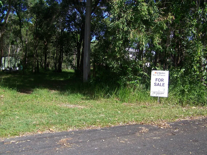 HIGH AND DRY POWER & WATER ON THIS 1208m2 BLOCK ON LAMB ISLAND