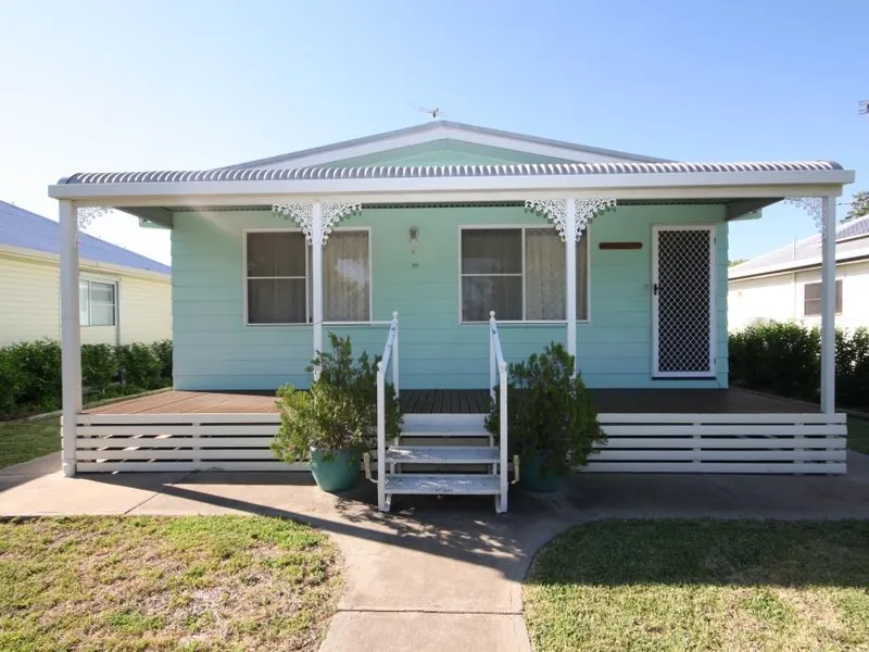 HONEST HOME WITH LUSH GARDEN