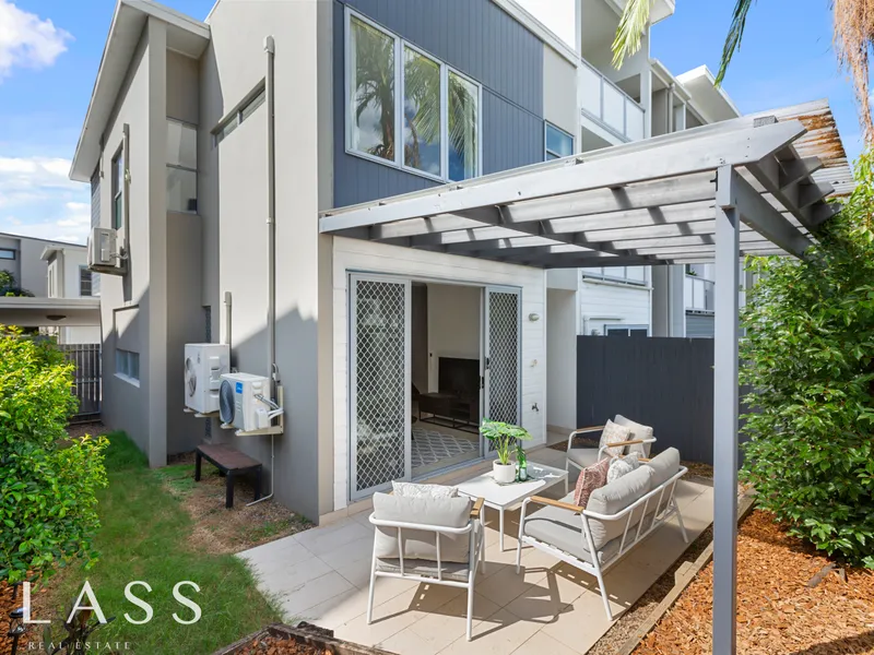 REFRESHED AFFORDABLE TOWNHOUSE, POOL, LOCATION!