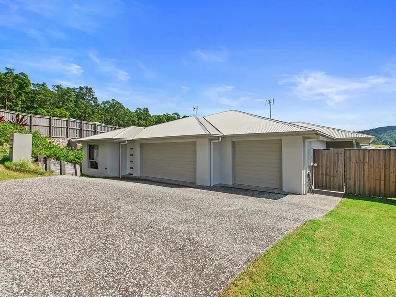 MUST SEE, SPACIOUS 2 BEDROOM DUPLEX WITH SINGLE GARAGE AND AIR CONDITIONING!