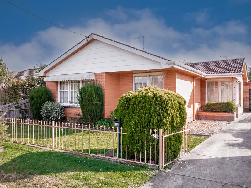 Ideally suit retirement–3BRS, stroll to Lake + Vic Park