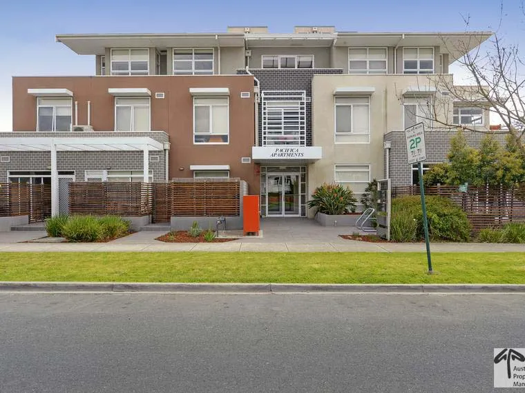 Spacious studio apartment with courtyard