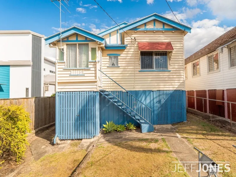 High Set Queenslander In Sought After Suburb!