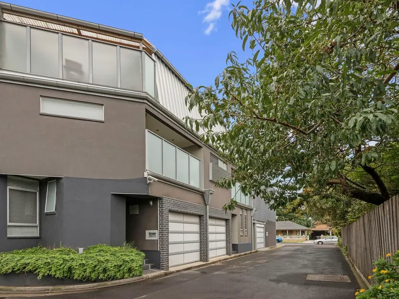 Wow! Tri-level Townhouse w/ 3 BR/ 2 Bath/ LUG. Great location!