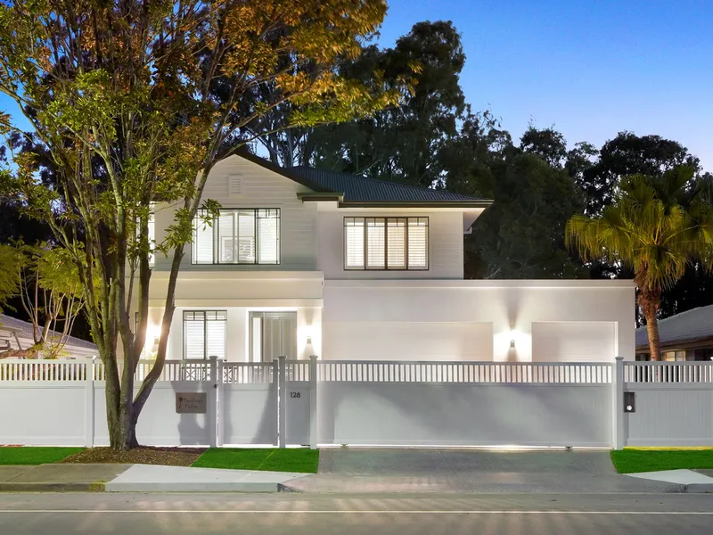 HAMPTON STYLE FAMILY HOME SITUATED IN A PRIME LOCATION