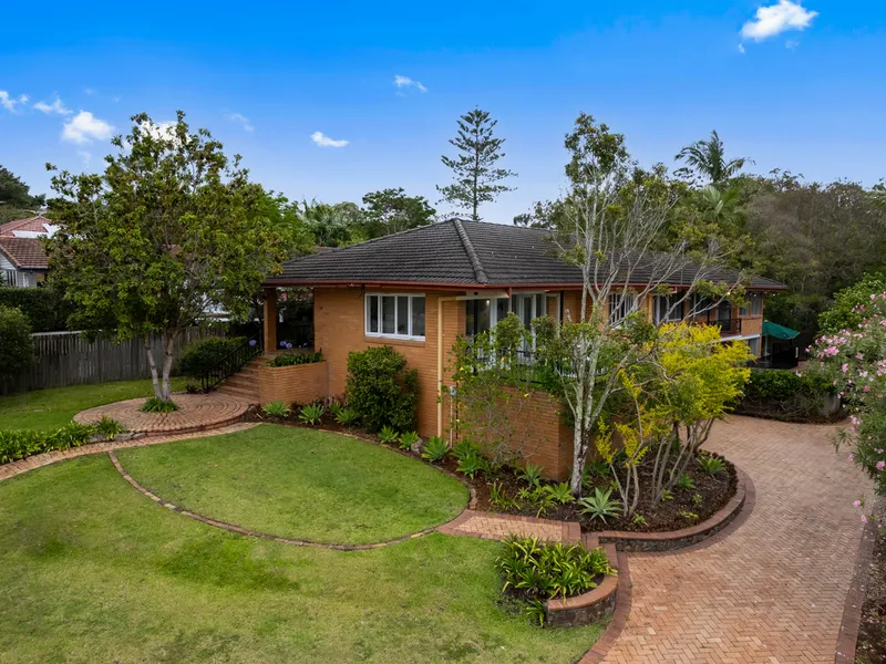 Large Brick Family Home on 1,085 sqm - Simply Lifestyle Perfection!
