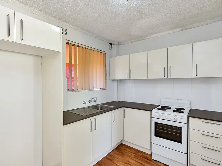 TOP FLOOR TWO BEDROOM APARTMENT WITH LUG!