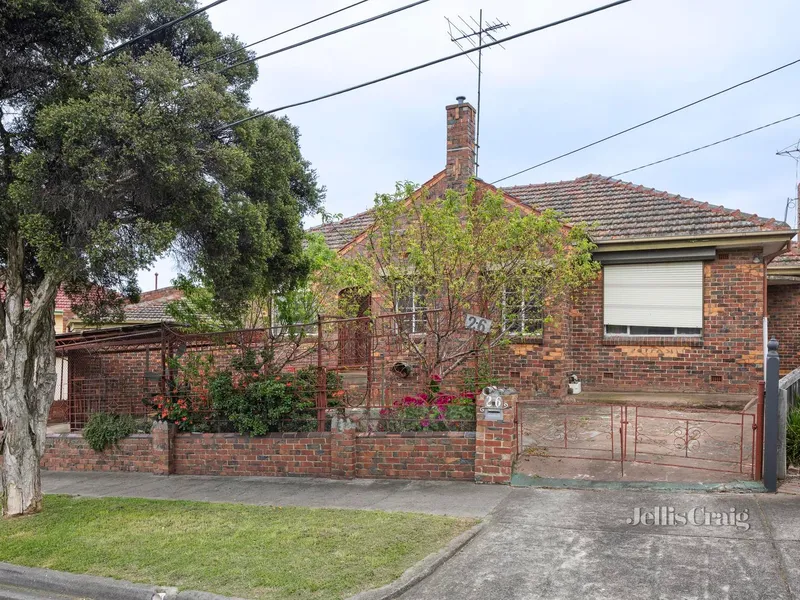 Amazing potential & north-rear garden in a prized pocket