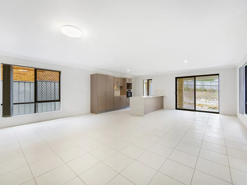 HIGH SET GEM LOCATED CLOSE TO EVERYTHING!