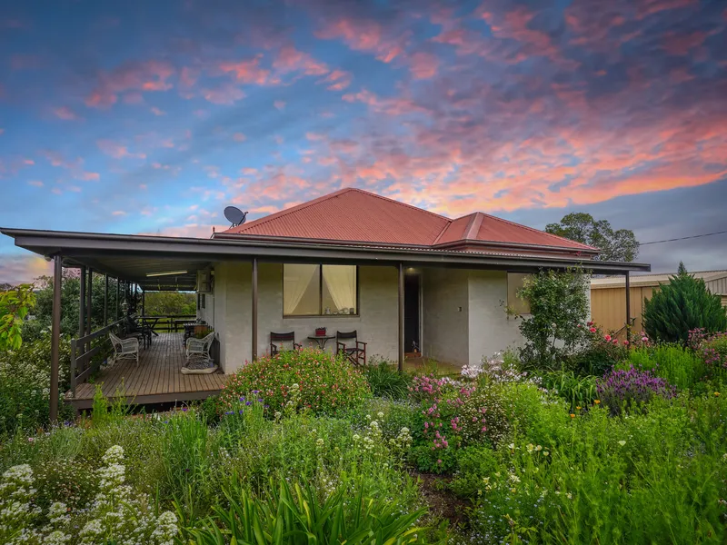 BEAUTIFUL COUNTRY HOME & PRIME RIVERFRONTAGE!