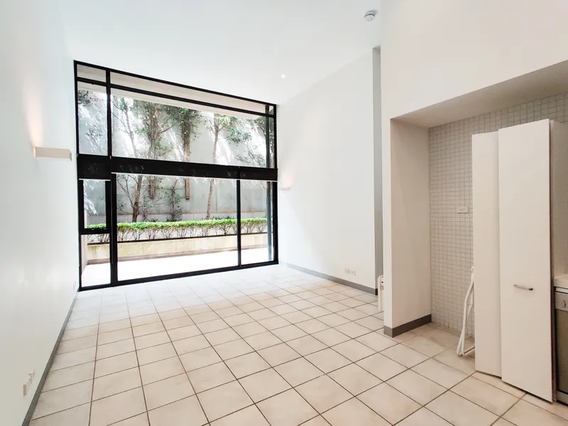 Spacious 2 Bedroom Apartment with HUGE Courtyard!