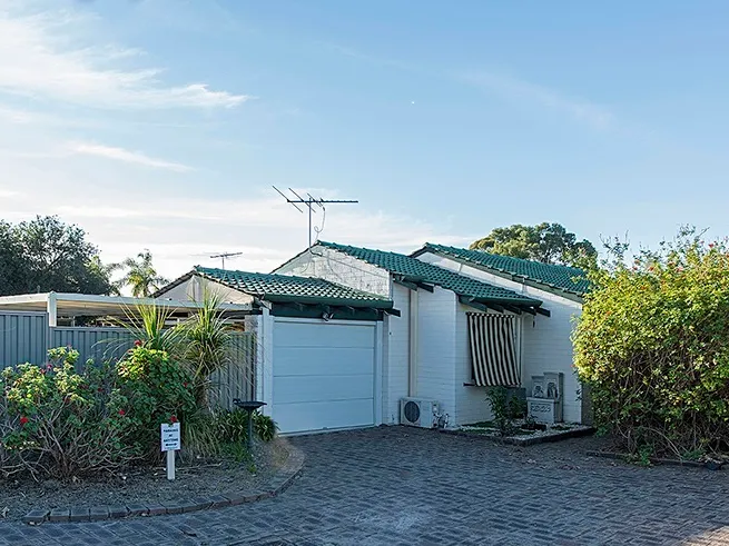 Stylish 2 bedroom villa located In a quiet cul-de-Sac!