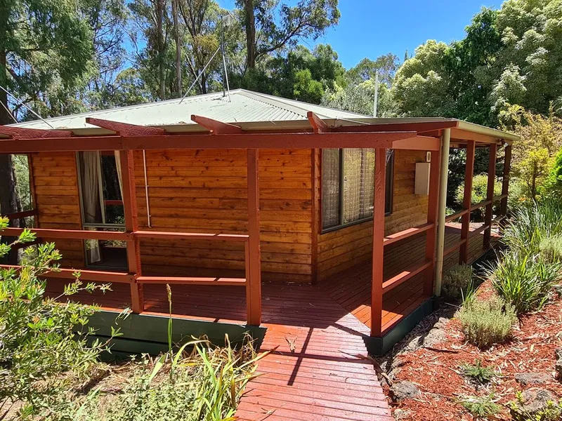 Country Bush Retreat set on the lovely high Gwinganna Place