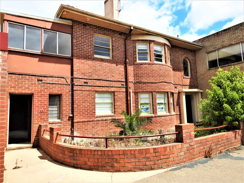 Executive Opportunity - Upstairs Apartment Young CBD